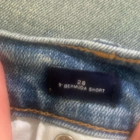 Ladies Gap size 28 Bermuda shorts in light washed denim - Picture 3 of 4
